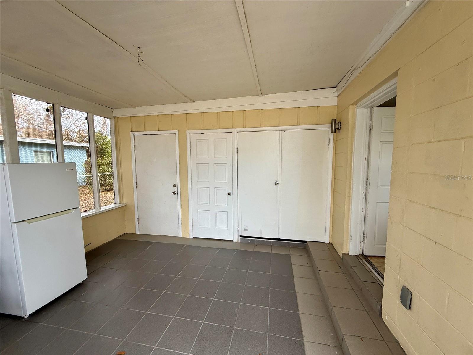 COUNTRY CLUB MANOR UNIT 3 - Residential Lease