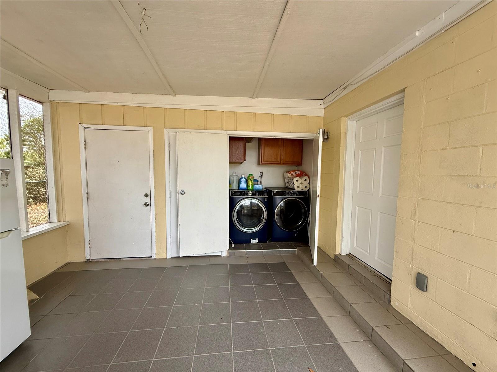 COUNTRY CLUB MANOR UNIT 3 - Residential Lease