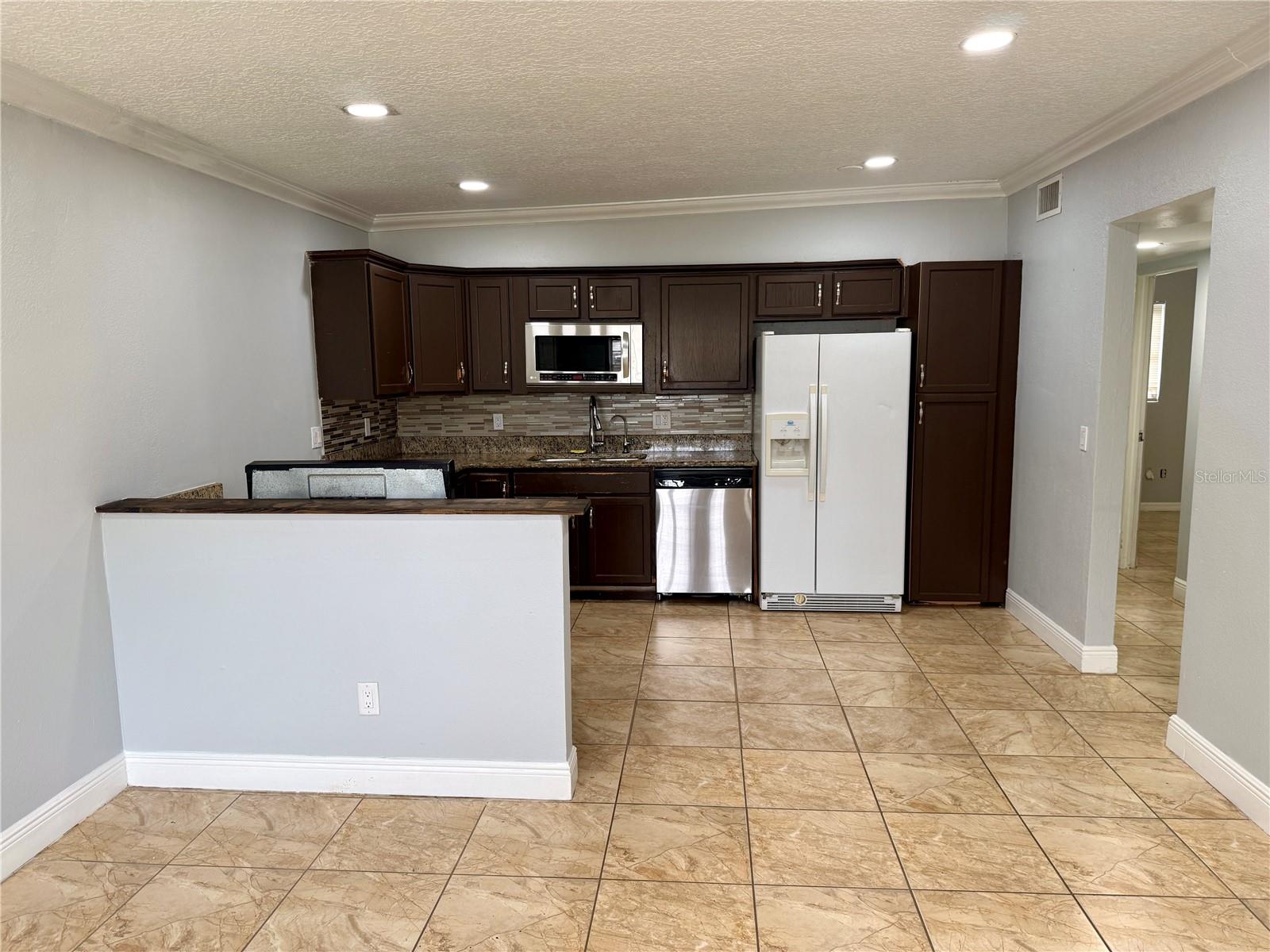 COUNTRY CLUB MANOR UNIT 3 - Residential Lease