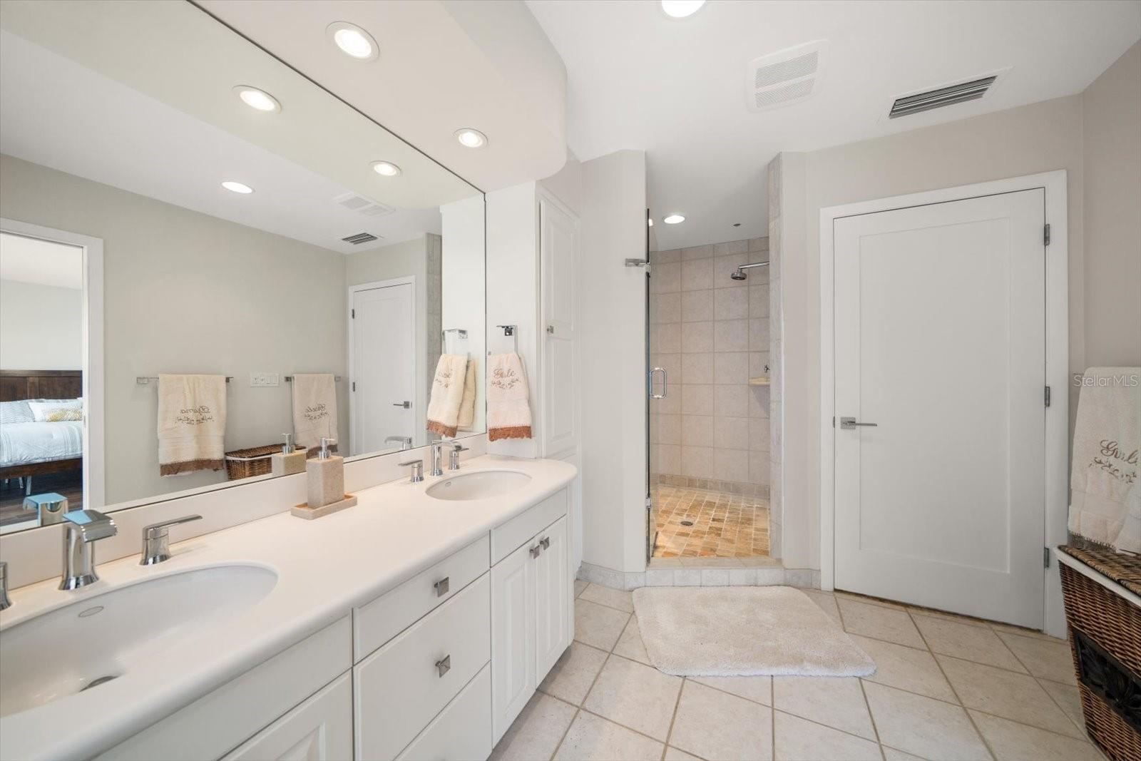 HAWTHORNE POINT CONDO APT - Residential