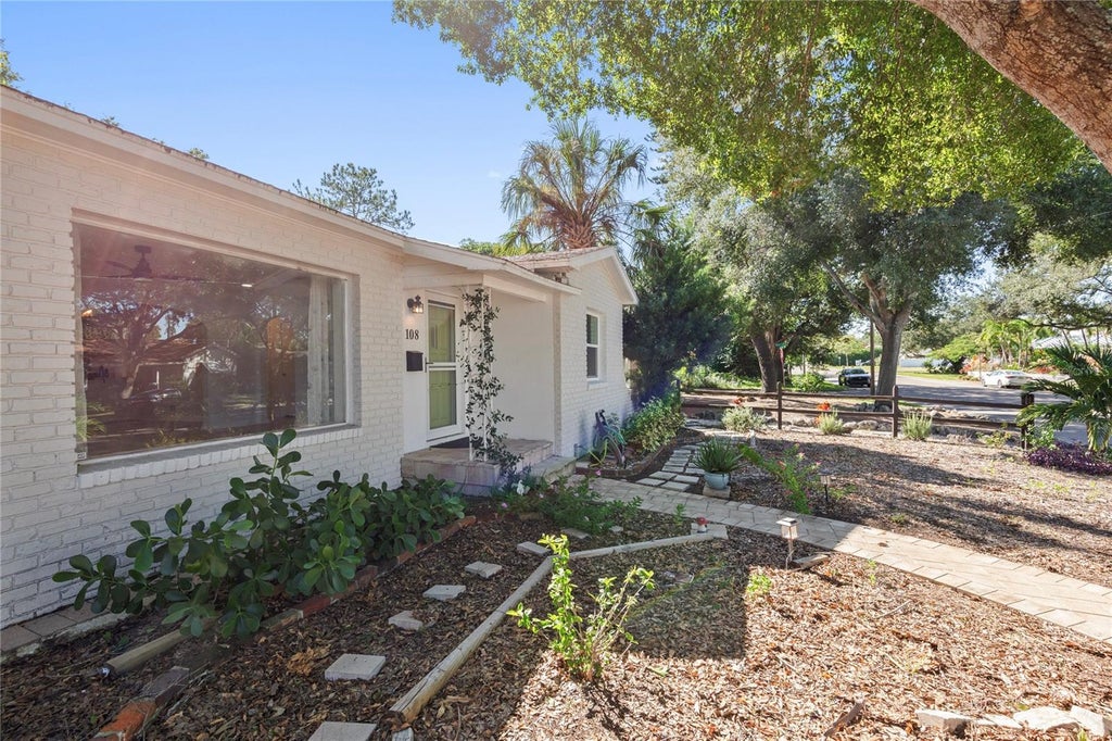 Photo of 180 30th Avenue N, St Petersburg, FL 33704 (MLS # TB8561367)