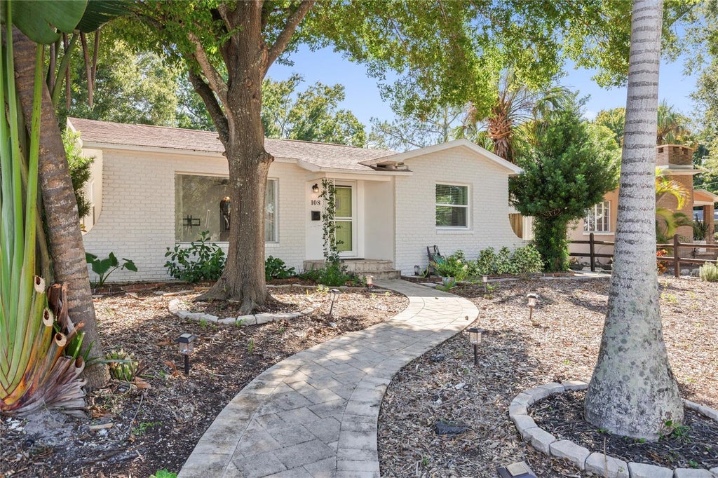 Photo of 180 30th Avenue N, St Petersburg, FL 33704 (MLS # TB8561367)
