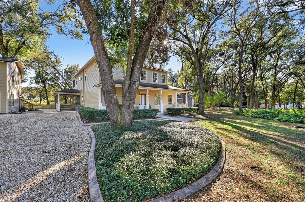 Photo of 10703 Barefoot Lane, Thonotosassa, FL 33592 (MLS # TB8465838)