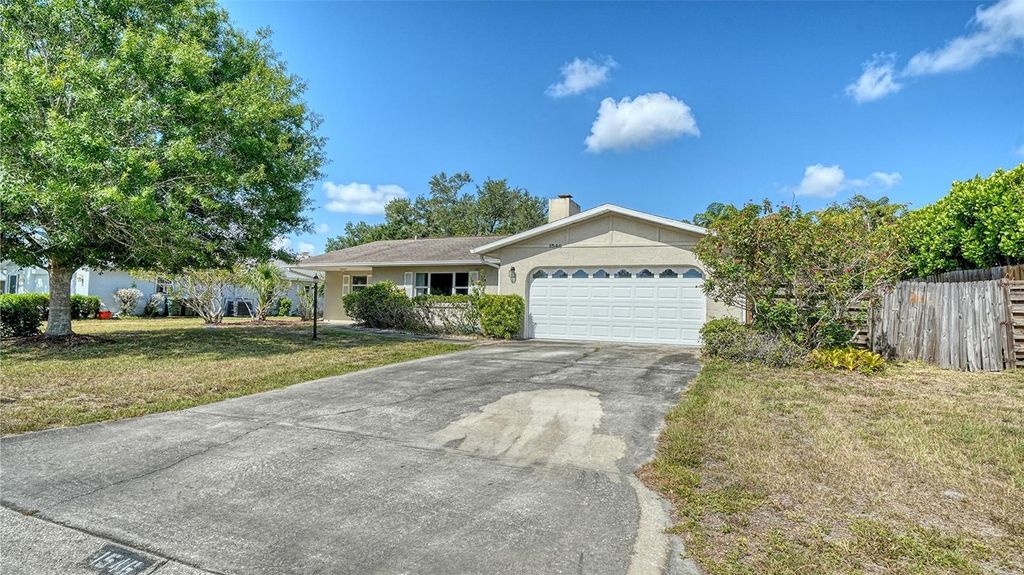 Photo of 1546 Georgetowne Lane, Sarasota, FL 34232 (MLS # A4698027)