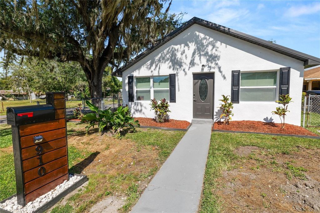 Photo of 910 E Warren Street, Plant City, FL 33563 (MLS # L4956727)