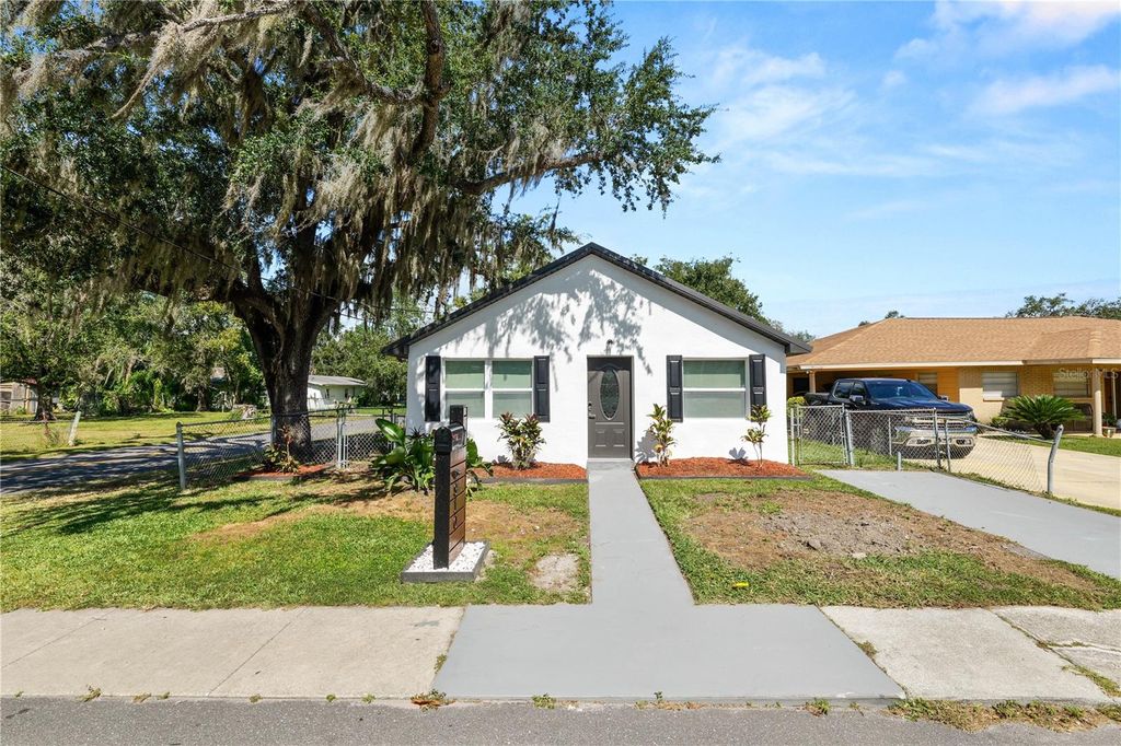 Photo of 910 E Warren Street, Plant City, FL 33563 (MLS # L4956727)
