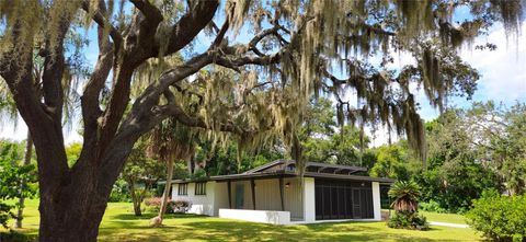 126 E CYPRESS AVENUE HOWEY IN THE HILLS FL 34737
