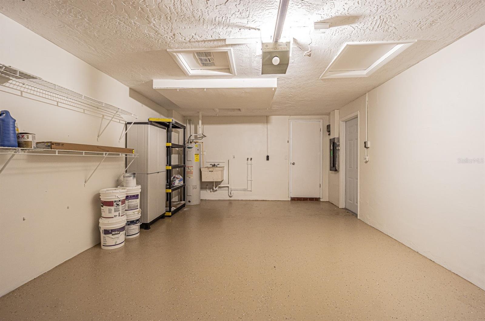 FOREST HILLS - Residential Lease