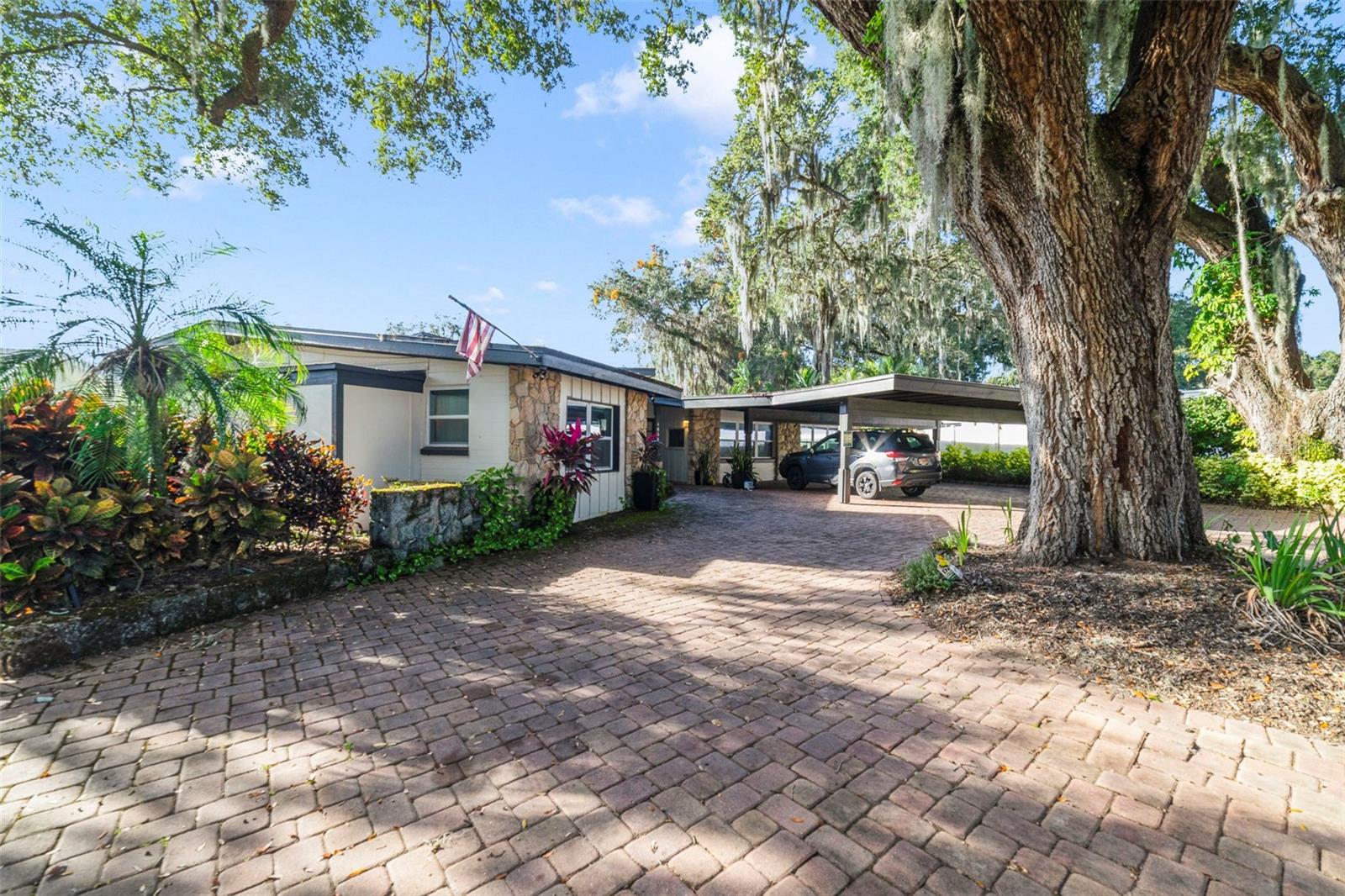 LAKESIDE VILLAGE - Residential