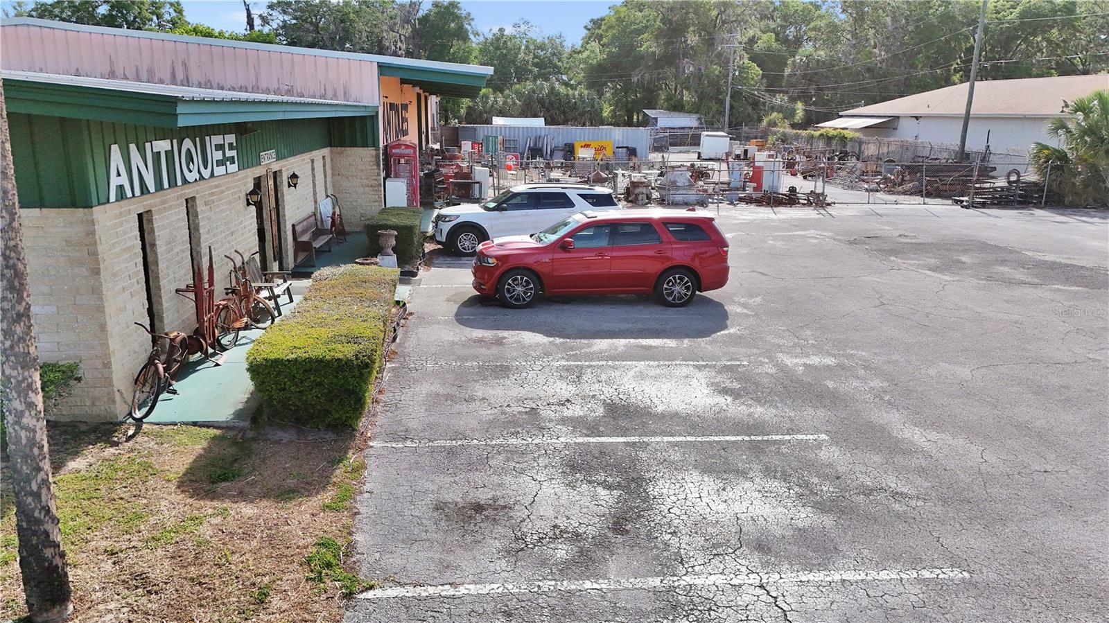 Main image without alt text