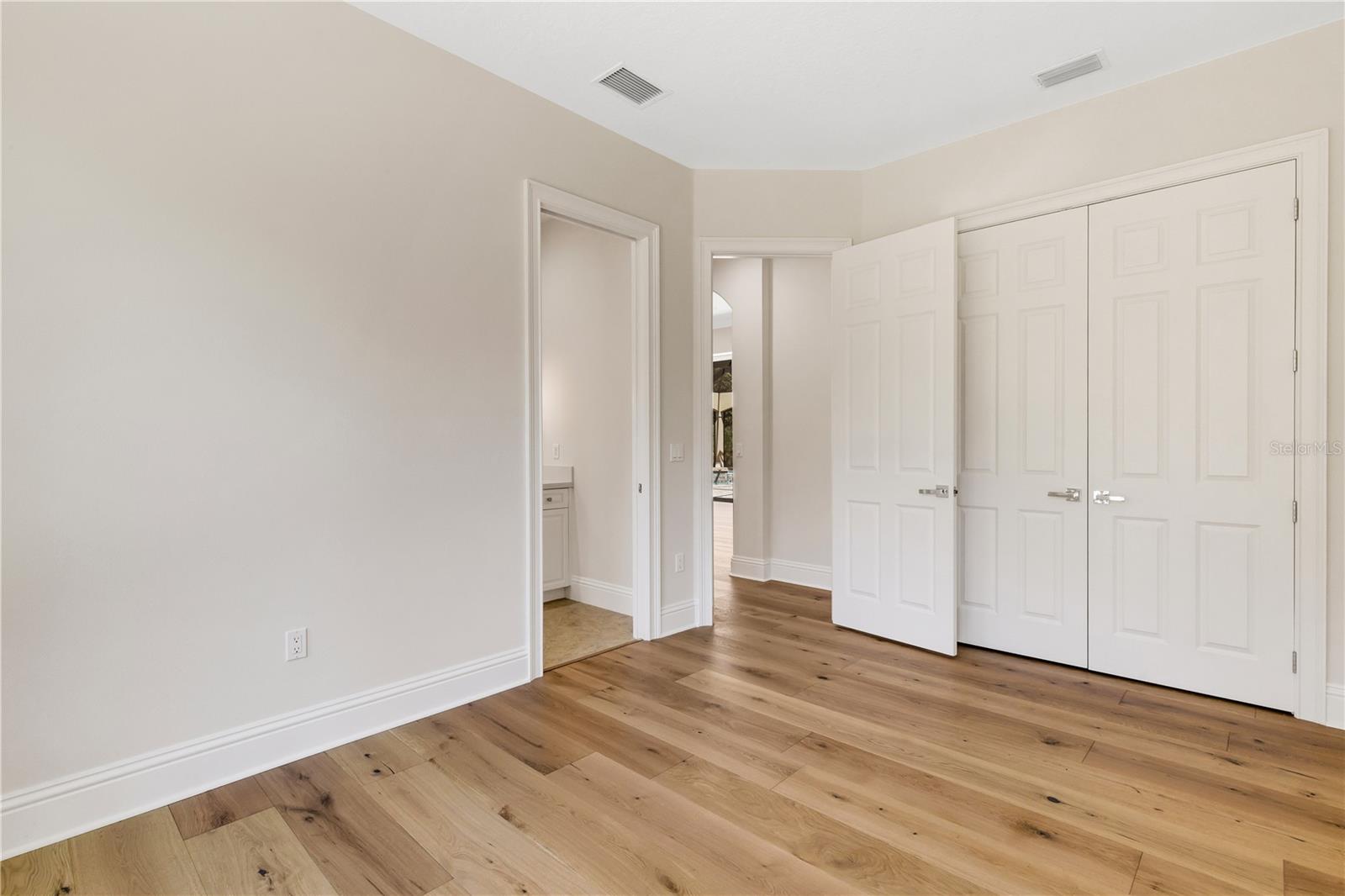 FOUNDERS CLUB - Residential