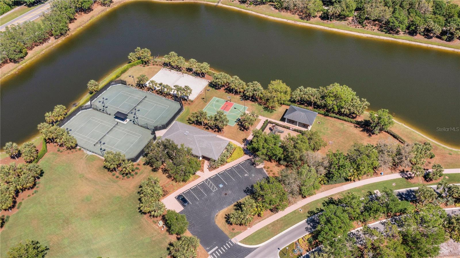 FOUNDERS CLUB - Residential