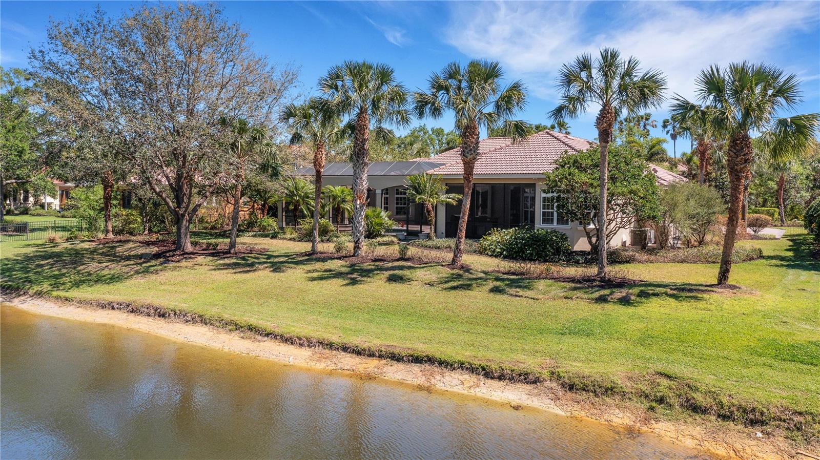 FOUNDERS CLUB - Residential