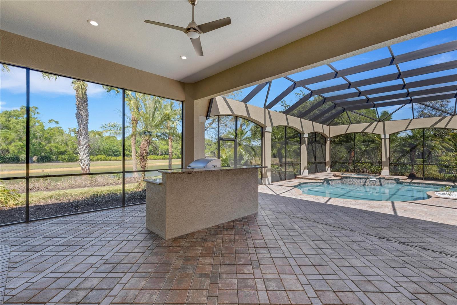 FOUNDERS CLUB - Residential