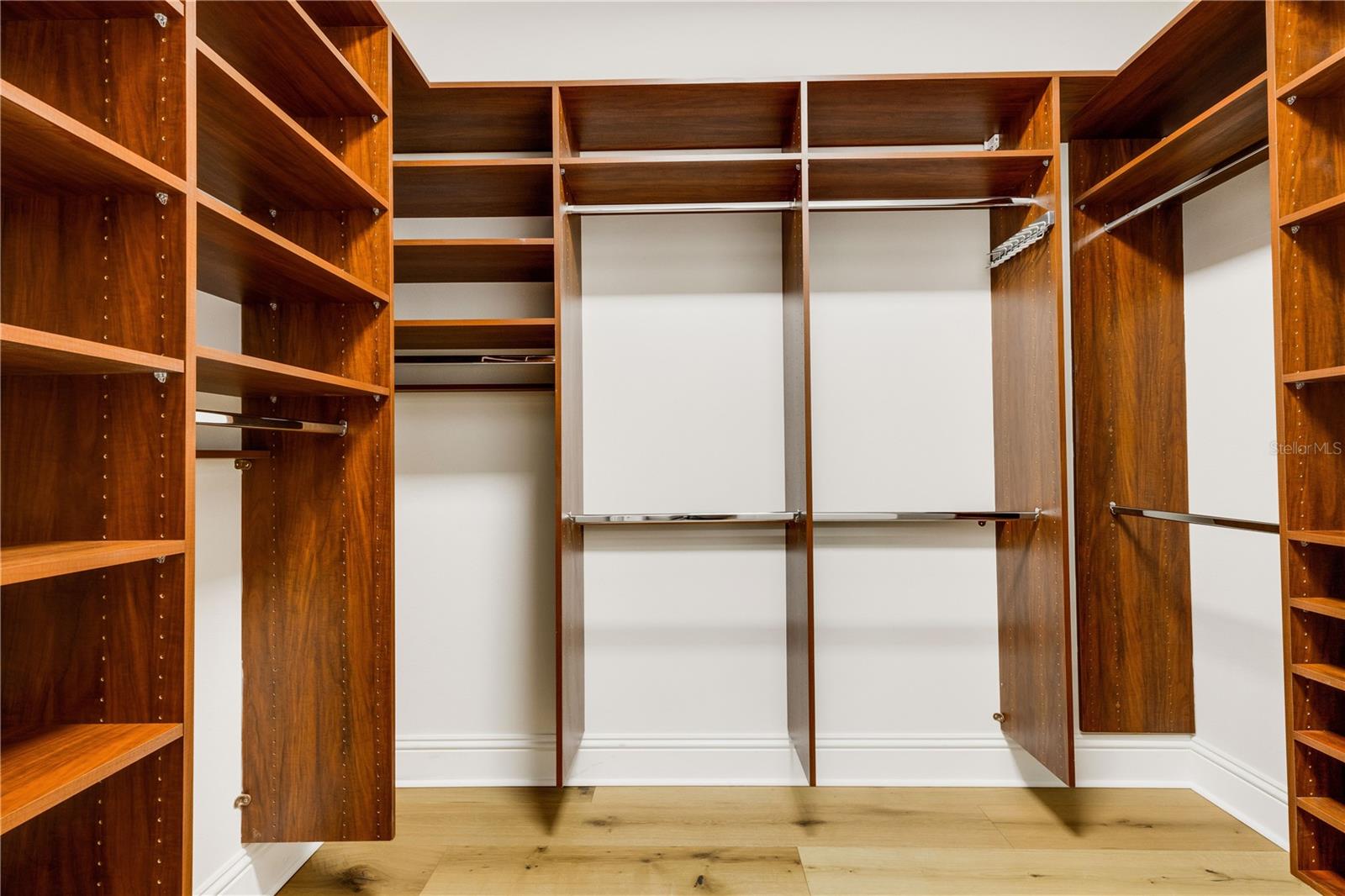 FOUNDERS CLUB - Residential