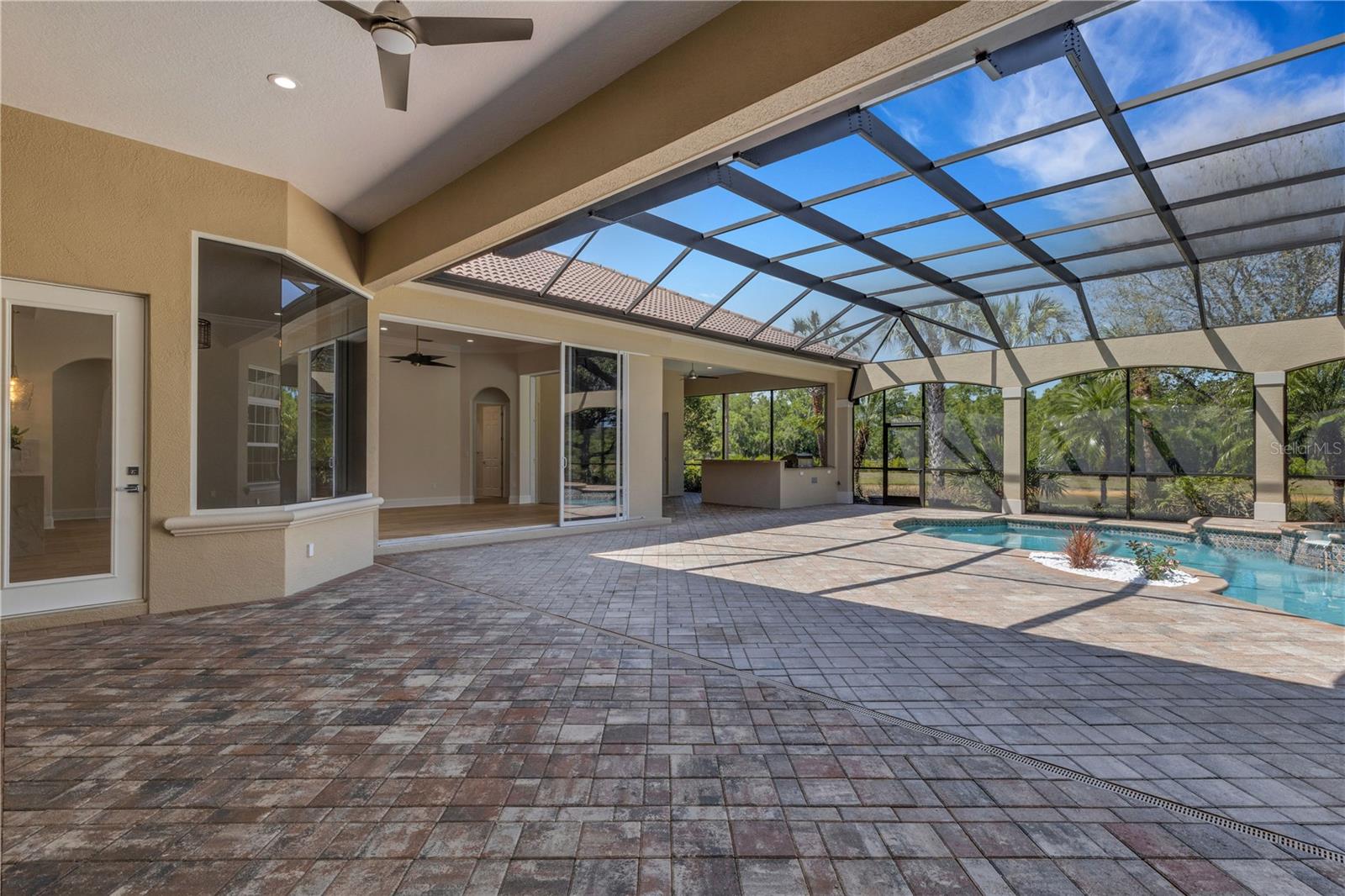 FOUNDERS CLUB - Residential