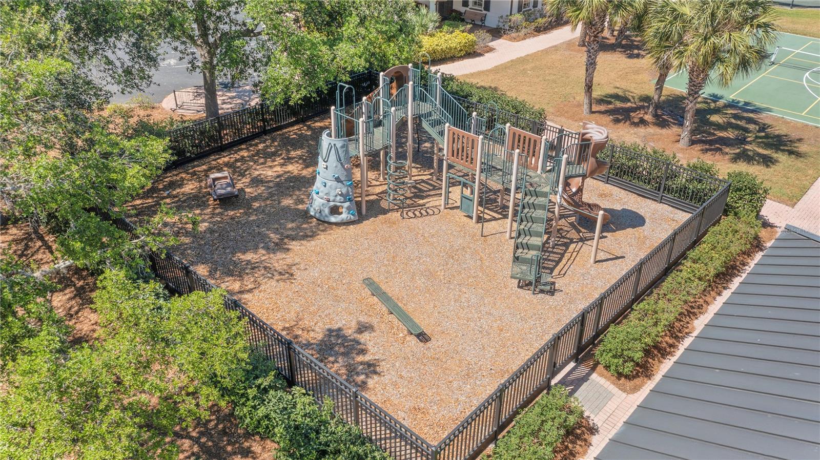 FOUNDERS CLUB - Residential