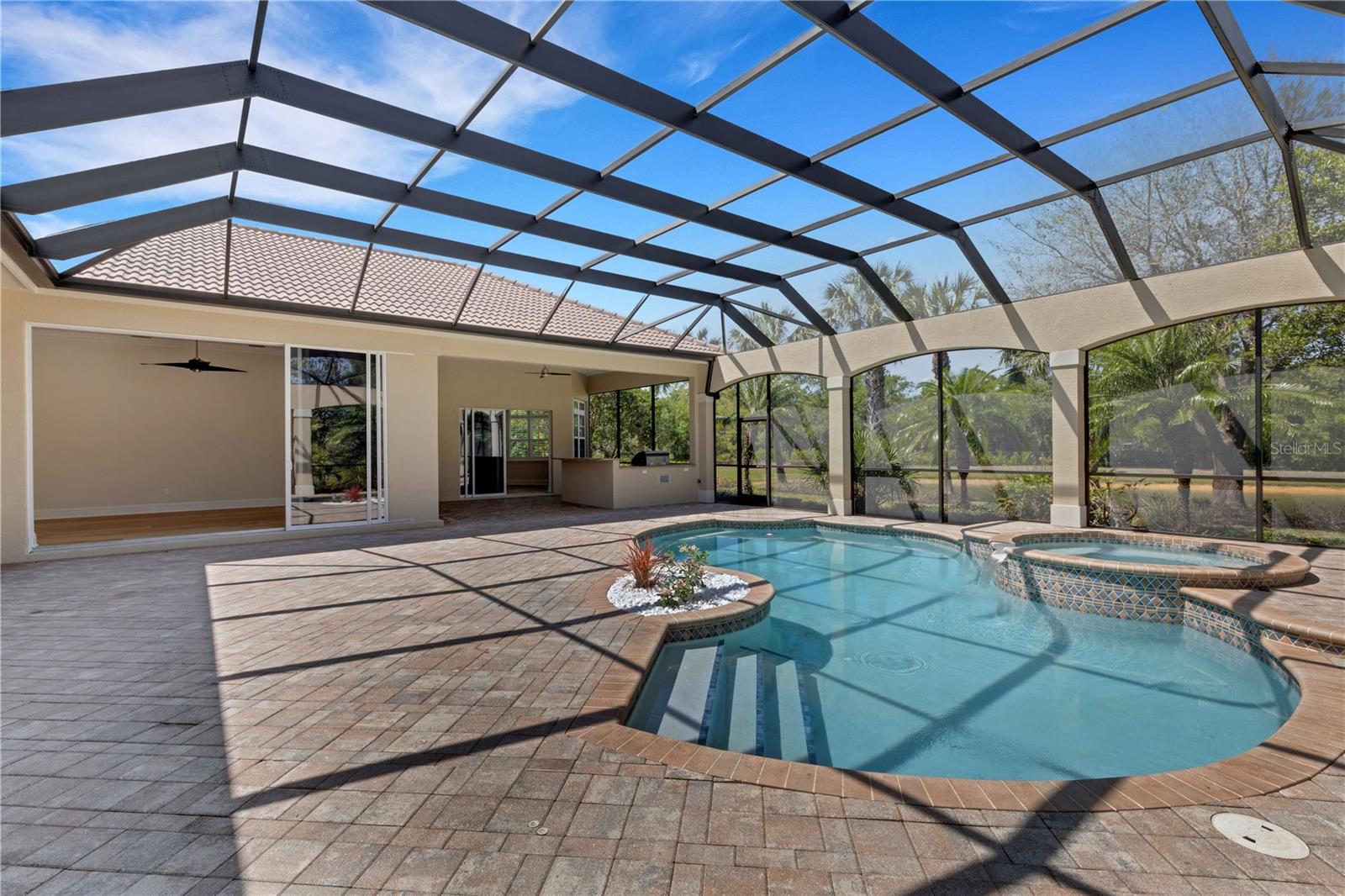 FOUNDERS CLUB - Residential