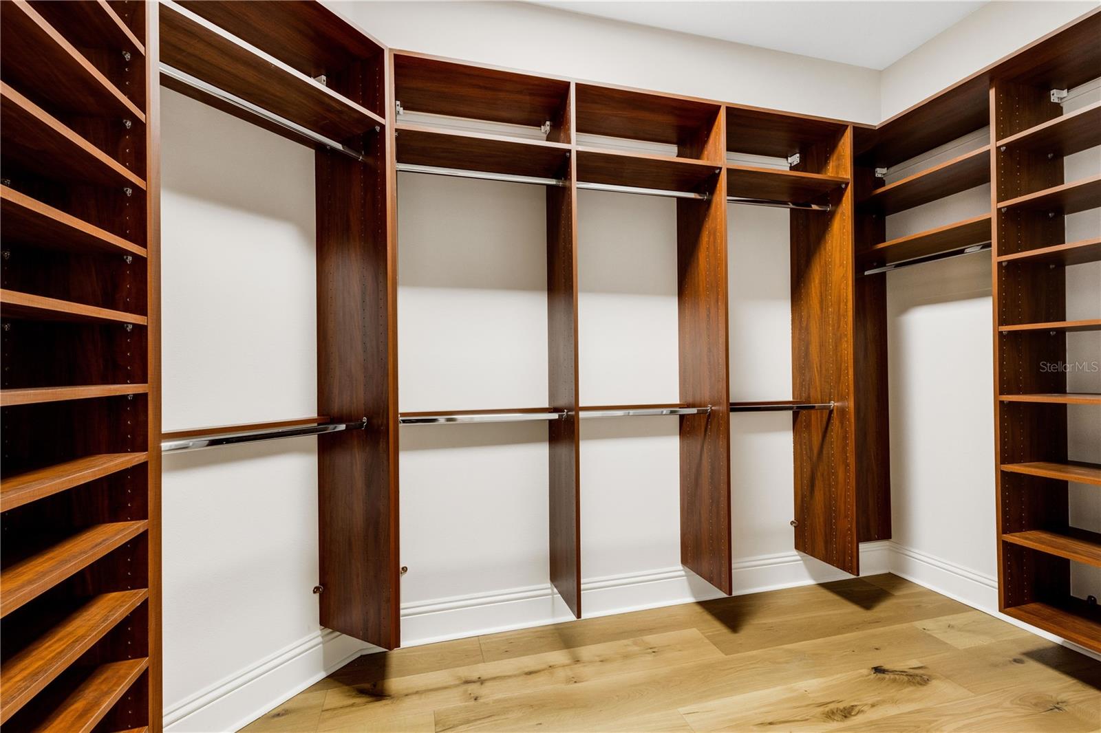 FOUNDERS CLUB - Residential