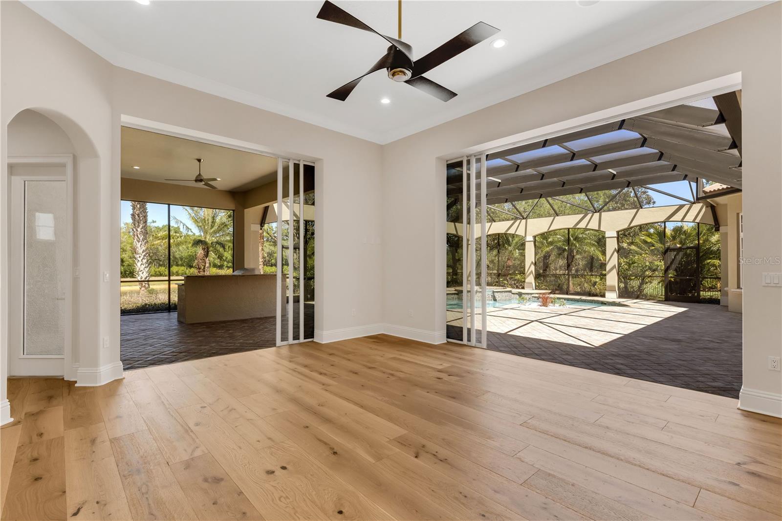 FOUNDERS CLUB - Residential