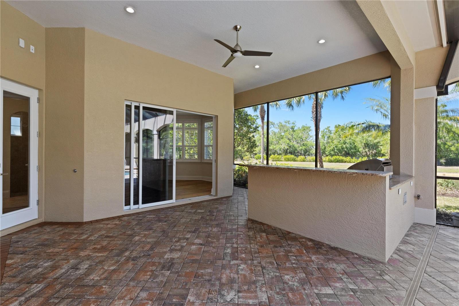 FOUNDERS CLUB - Residential