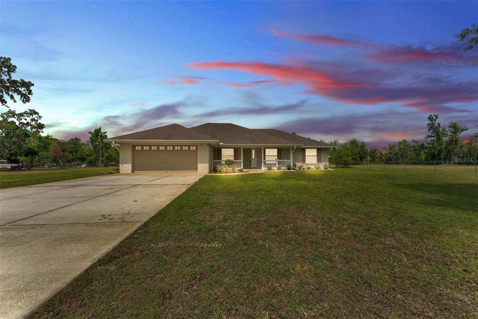 For Sale – Ernie White-Built Home on 10+ Acres with Pond!
Experience peaceful country living with this beautifully crafted Ernie White home featuring 3 bedrooms, 2 baths, with 2 dining rooms and Den/office with porcelain tile, new carpet, freshly painted inside and out sitting on over 10+ stunning acres. Enjoy your own private pond, open pastures with nice landscaping with plenty of room to roam. Bring your horses, your cows — and yes, even your relatives! There’s space for everyone and endless possibilities to create your dream lifestyle.