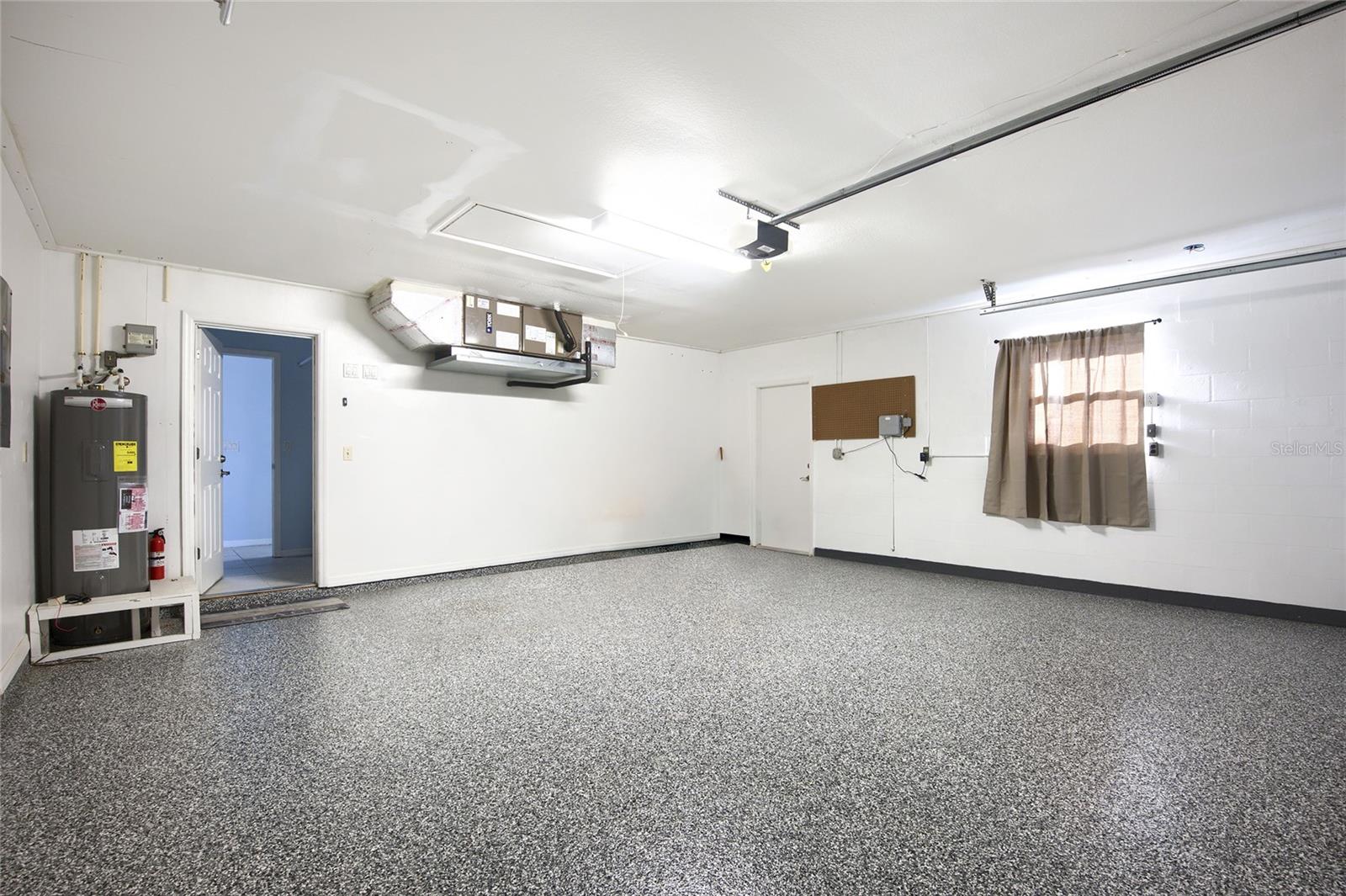 HOURGLASS LAKE ESTATES - Residential