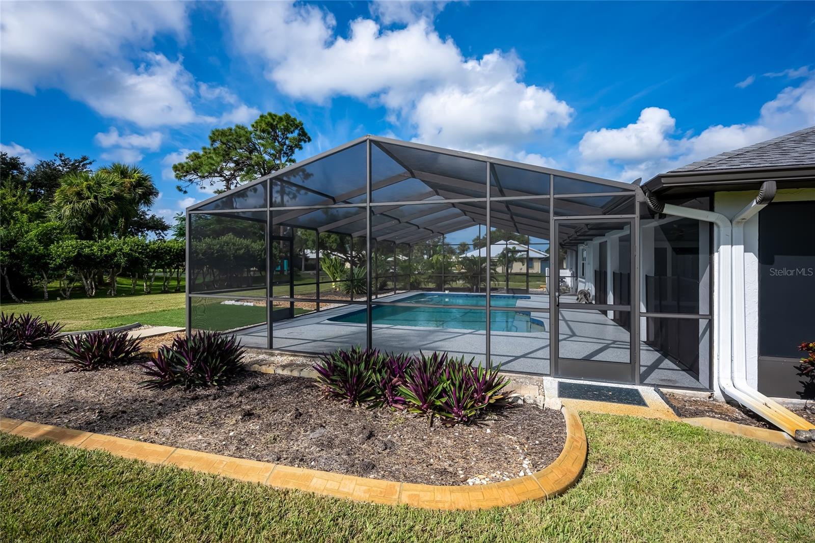 HOURGLASS LAKE ESTATES - Residential