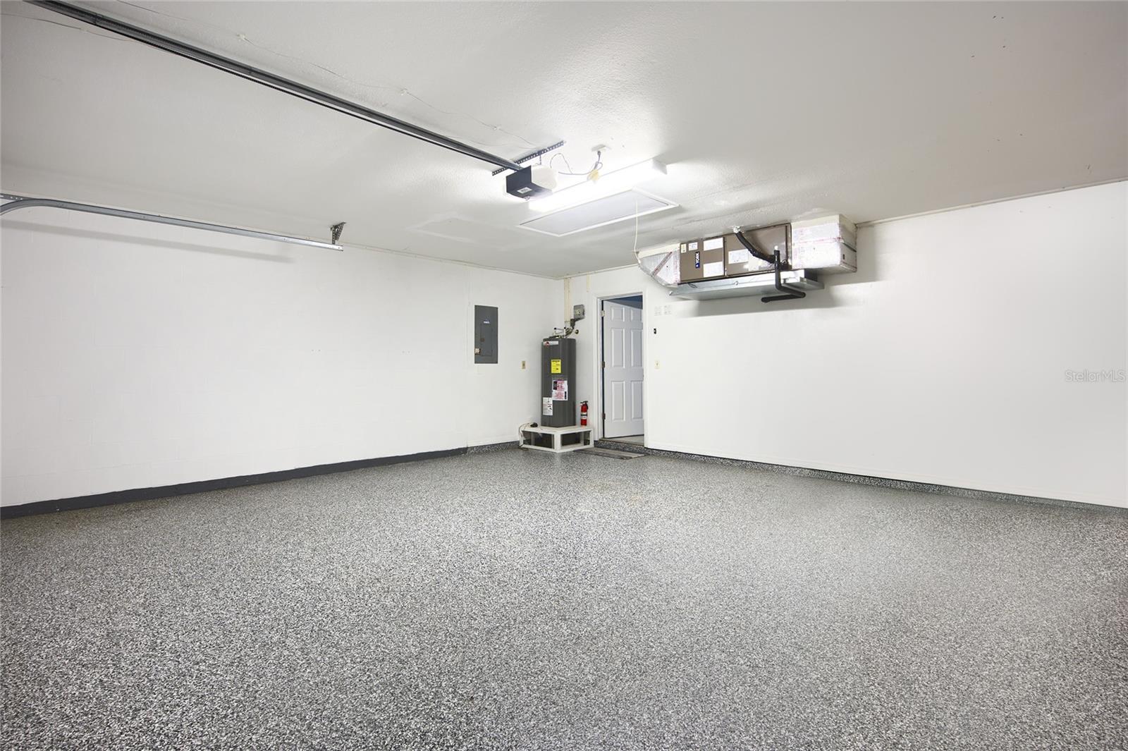 HOURGLASS LAKE ESTATES - Residential