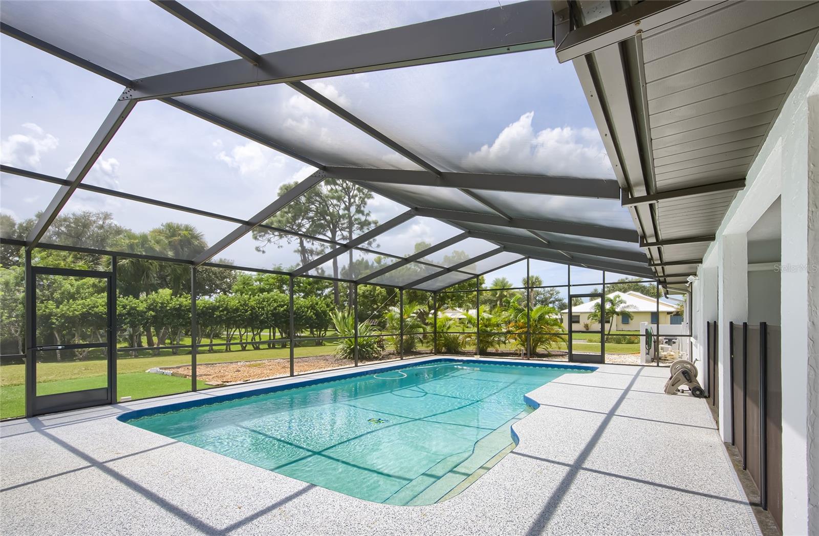 HOURGLASS LAKE ESTATES - Residential