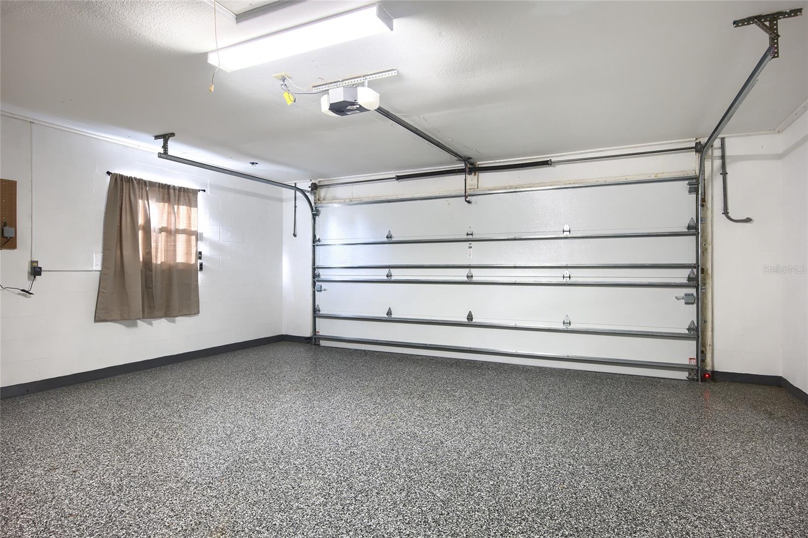 HOURGLASS LAKE ESTATES - Residential