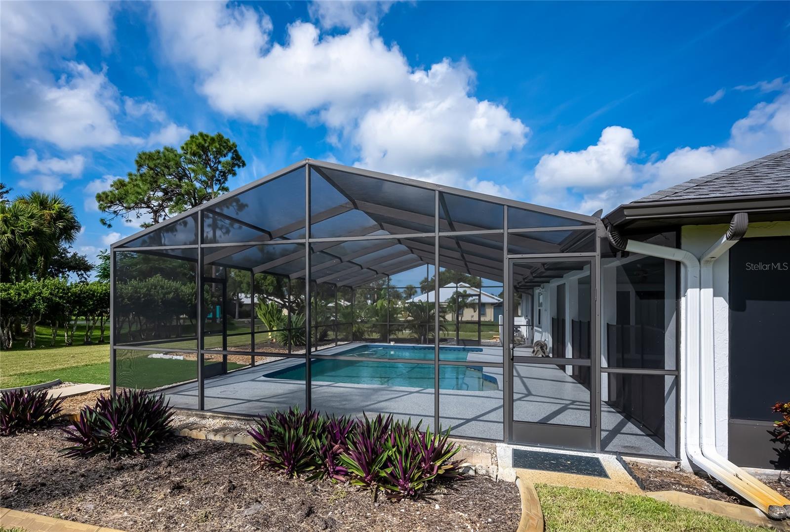 HOURGLASS LAKE ESTATES - Residential