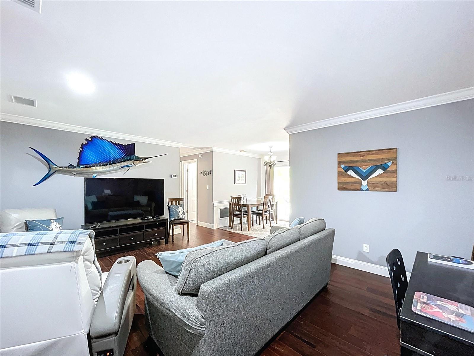 910 LAKESIDE DRIVE