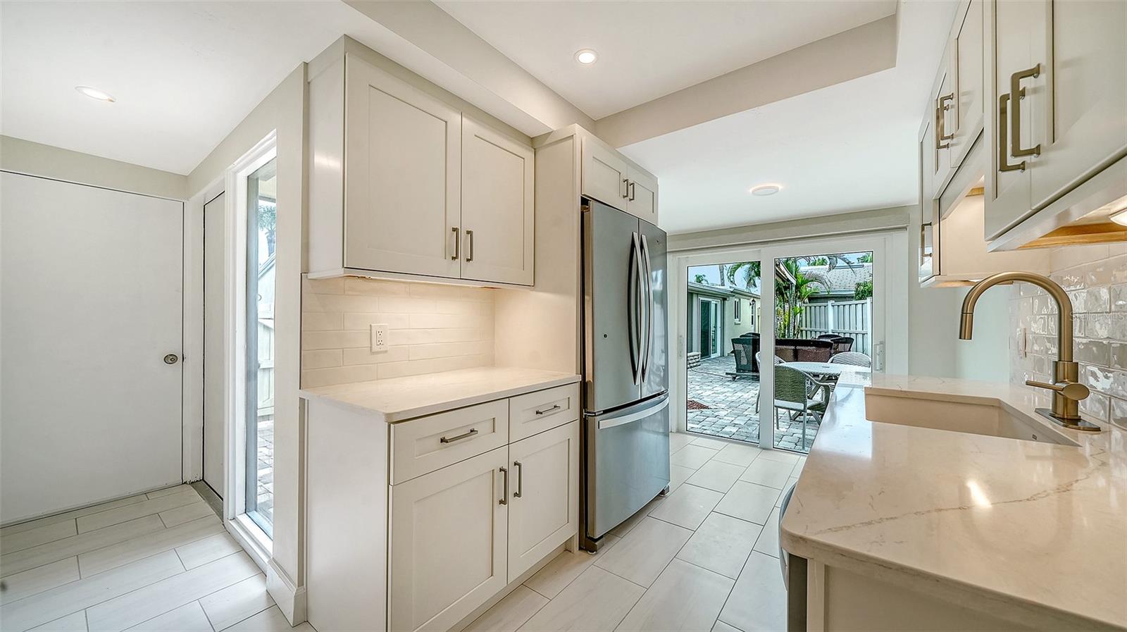 WHISPERING SANDS - Residential