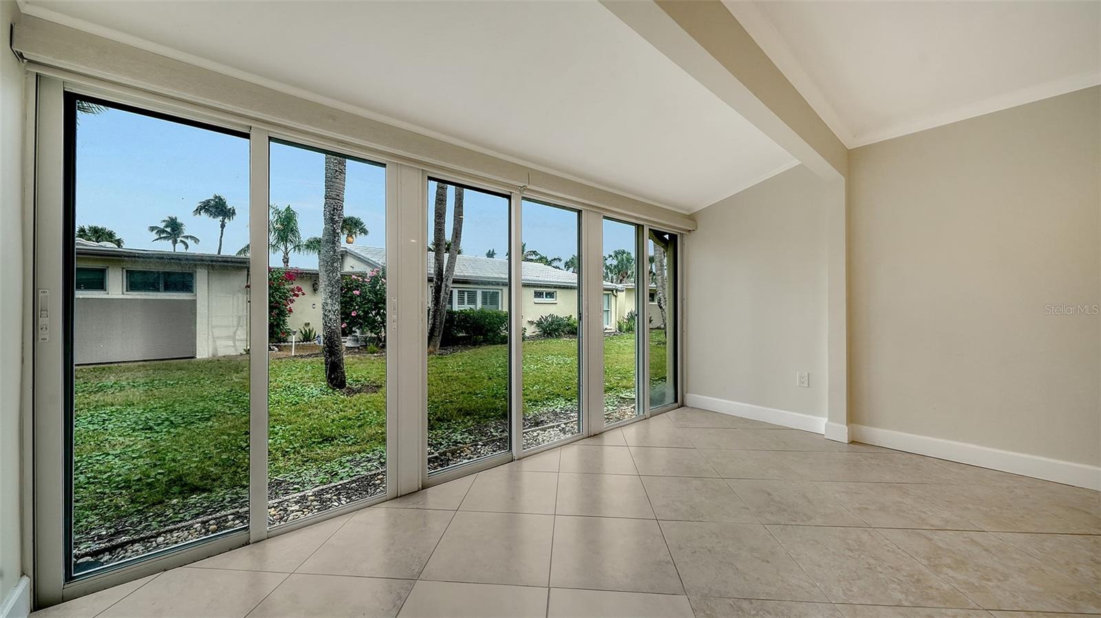 WHISPERING SANDS - Residential