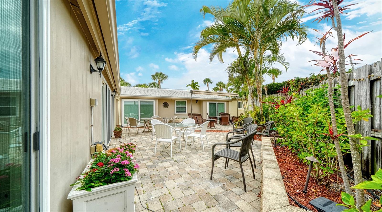 WHISPERING SANDS - Residential