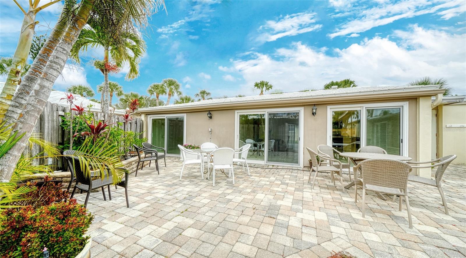 WHISPERING SANDS - Residential