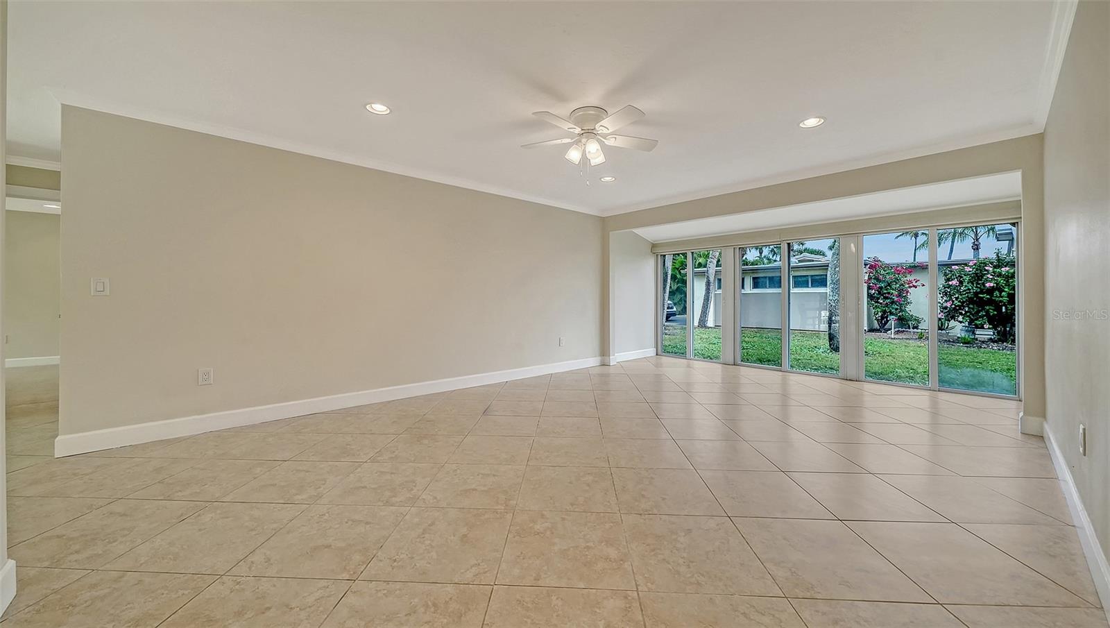 WHISPERING SANDS - Residential