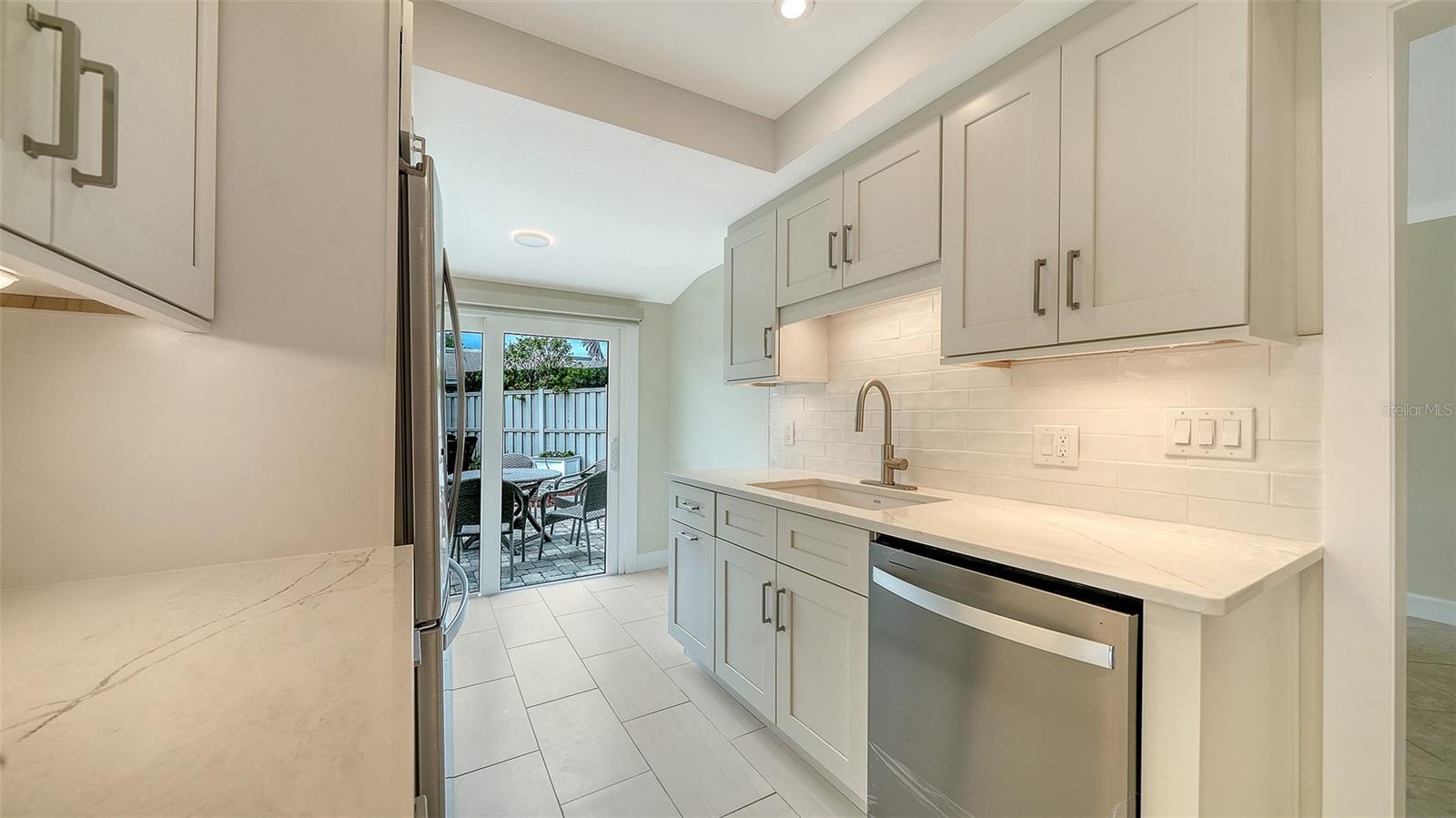 WHISPERING SANDS - Residential