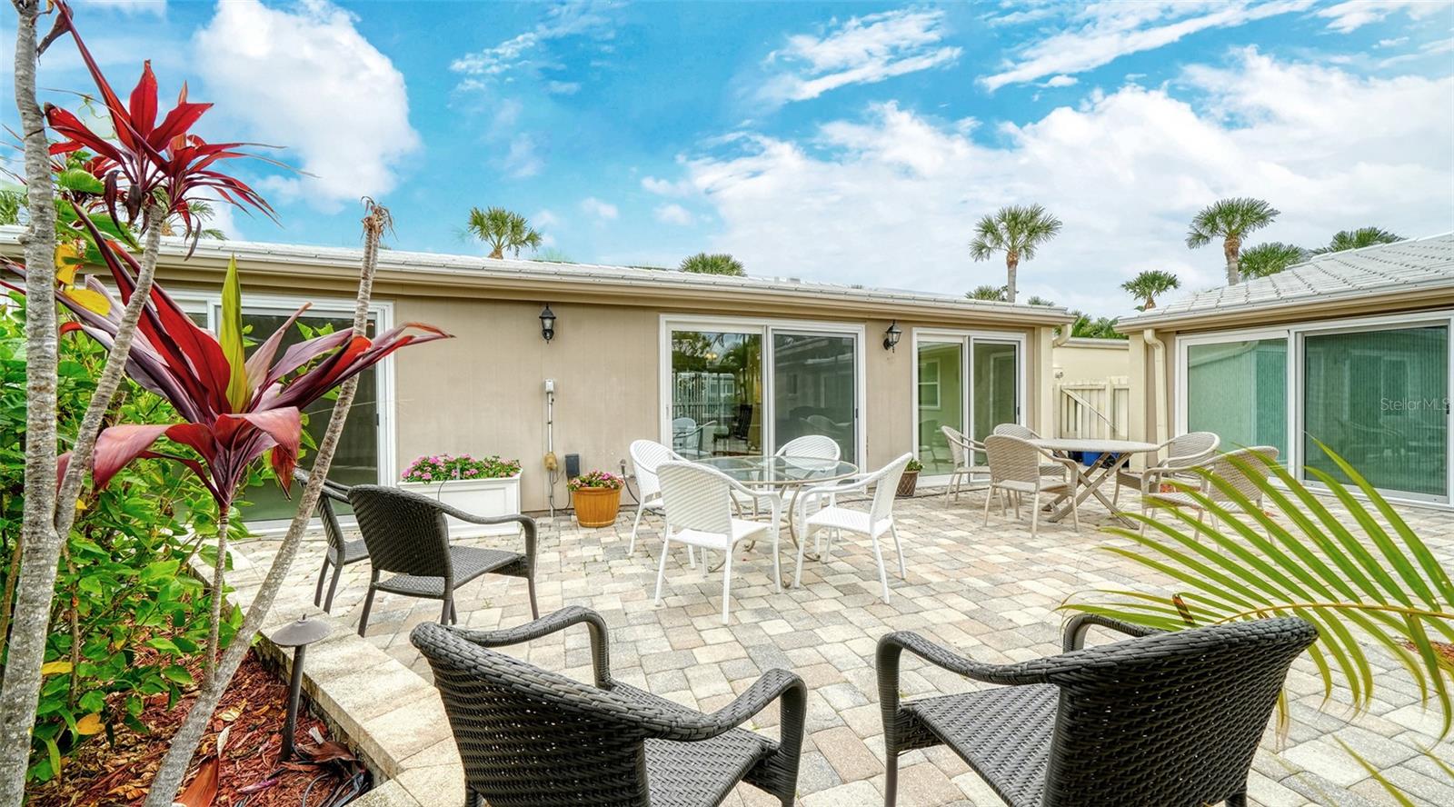 WHISPERING SANDS - Residential