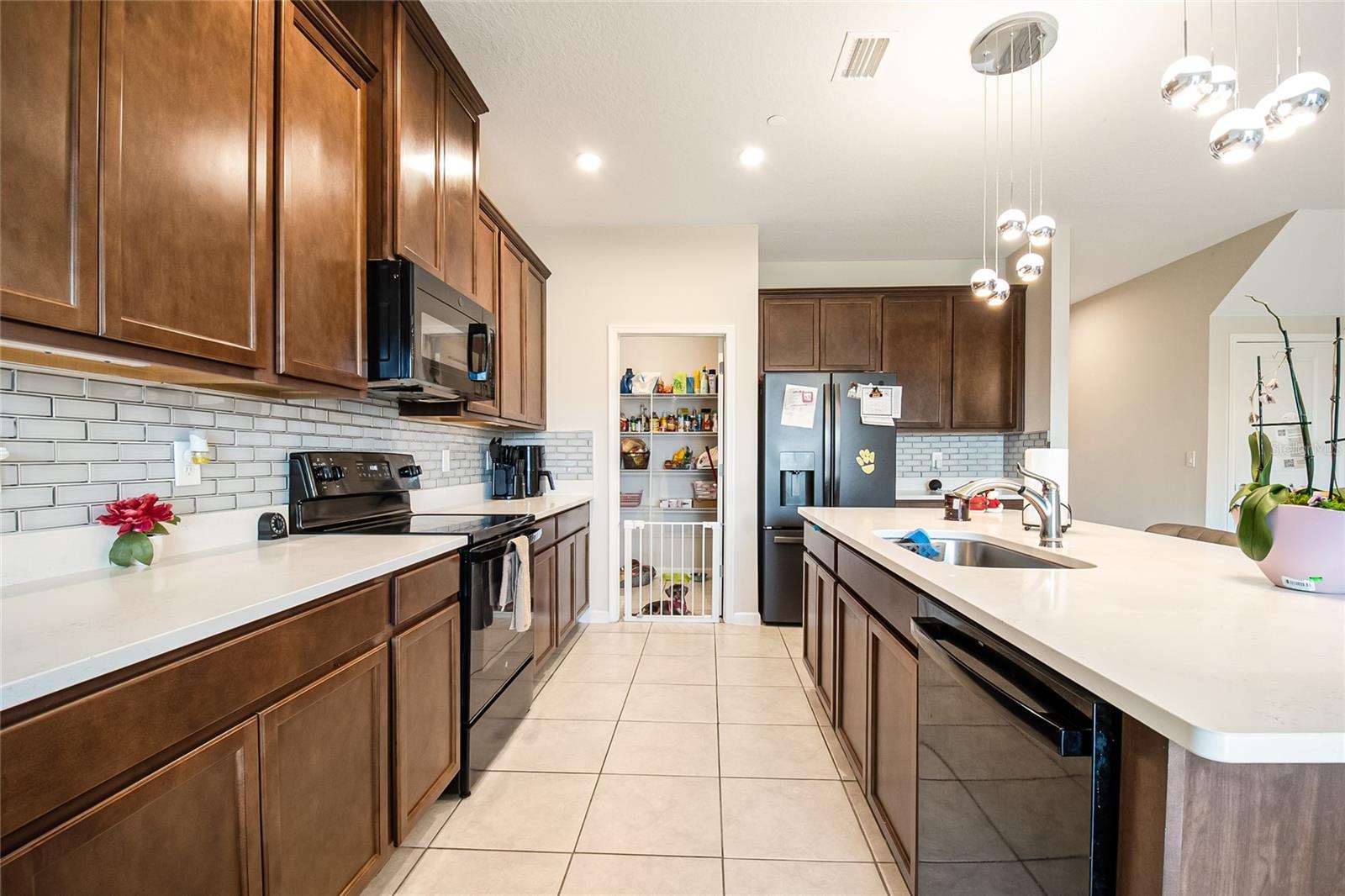 HOLDEN RDG TWNHMS - Residential