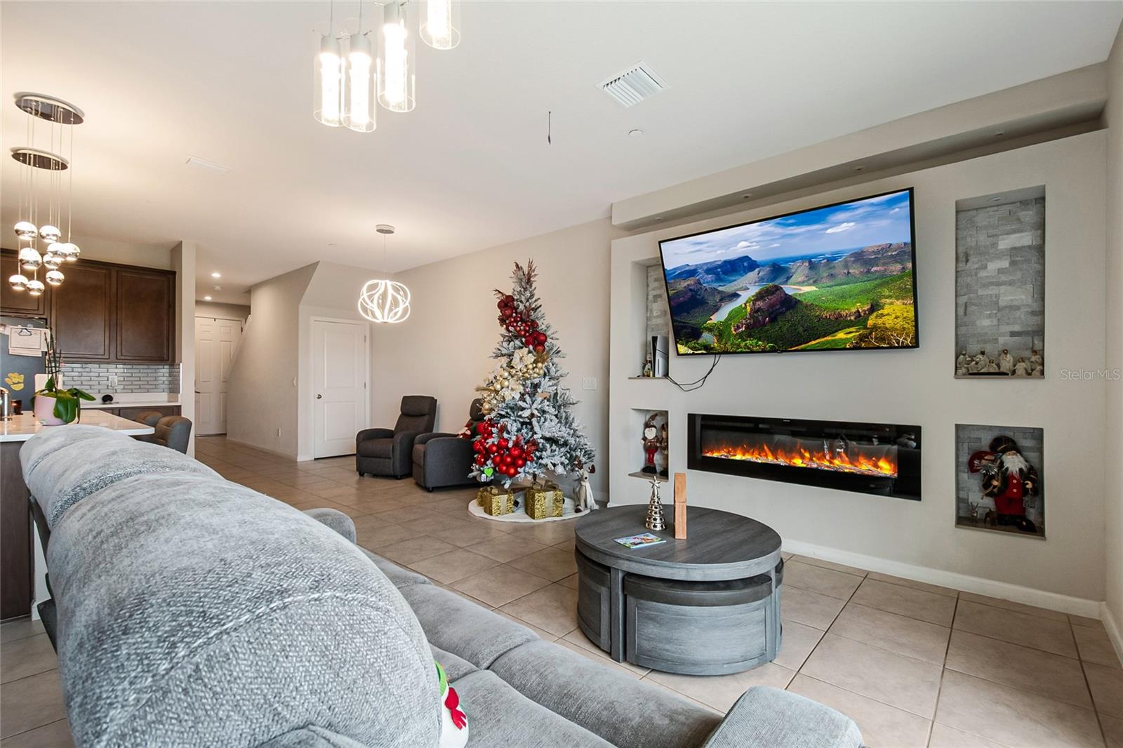 HOLDEN RDG TWNHMS - Residential