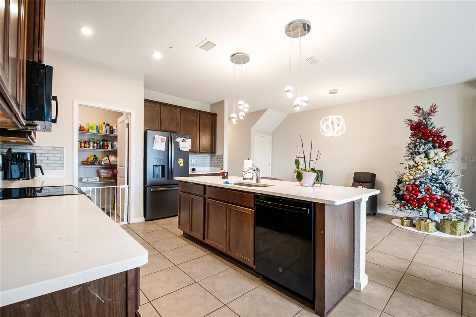 HOLDEN RDG TWNHMS - Residential