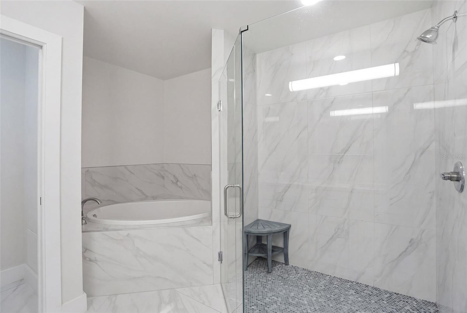 PARADISE POINTE - Residential