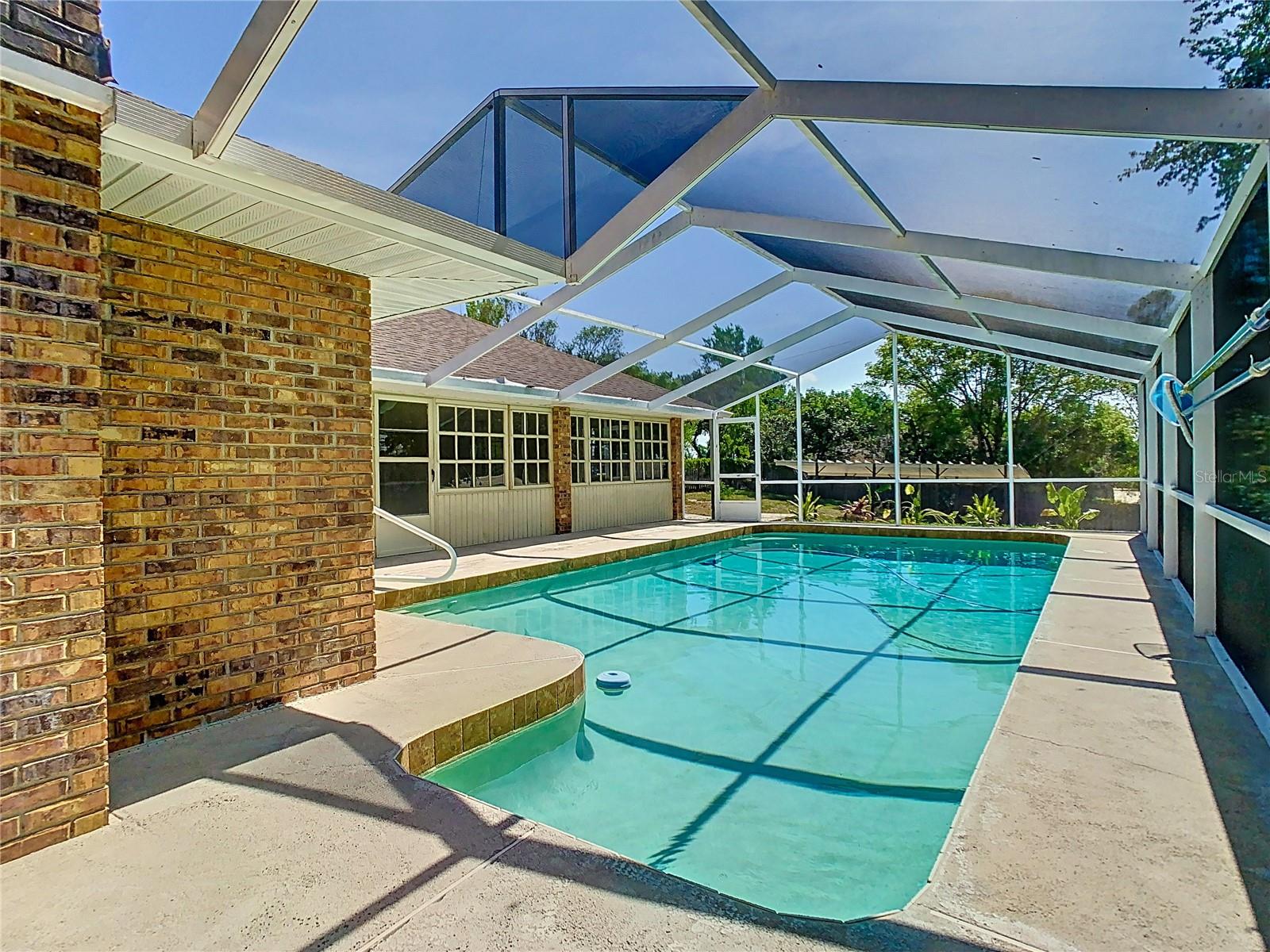 1233 GLADSTONE DRIVE