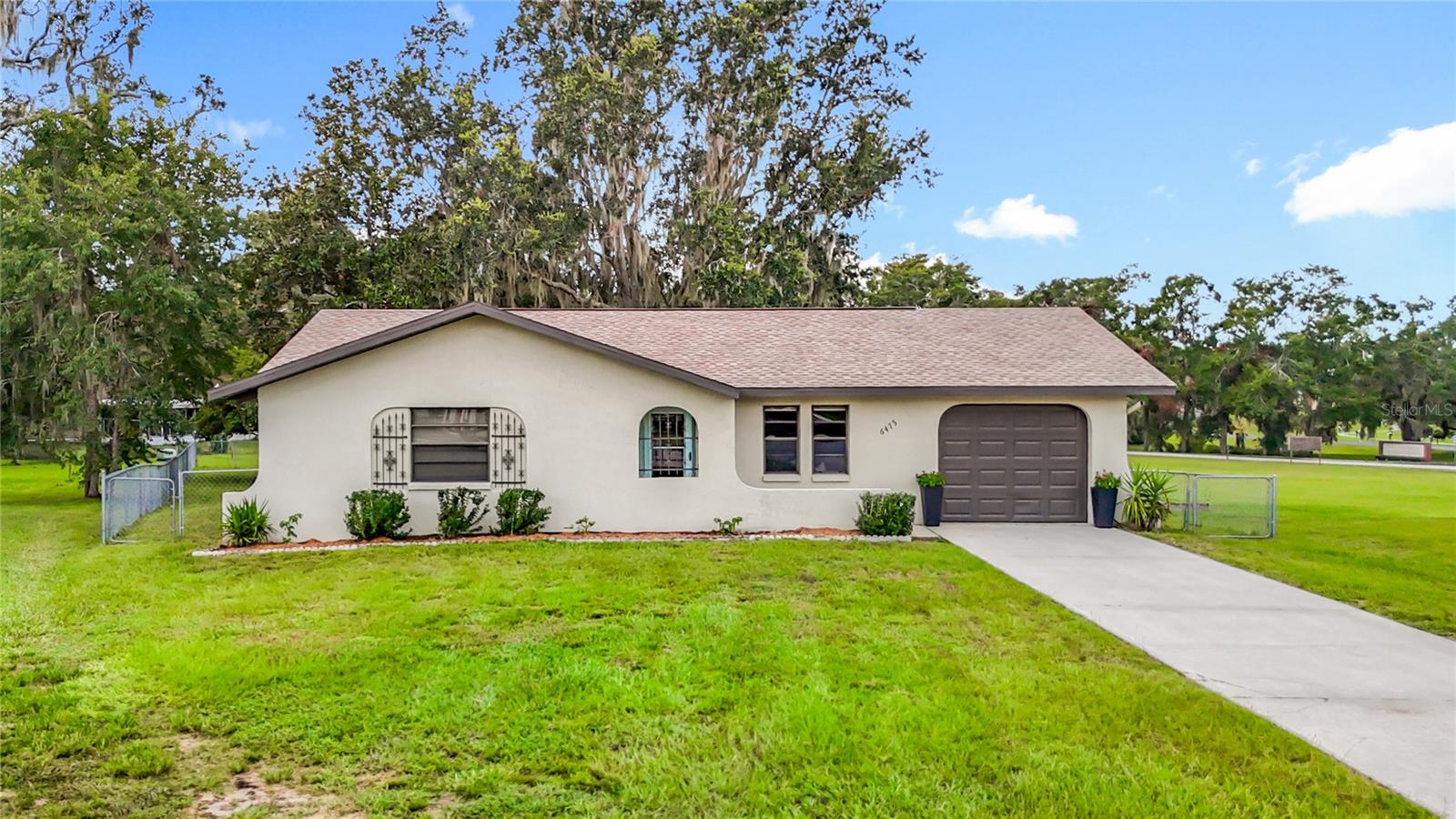 Lovely 2 bedroom / 2 bathroom / 1 car attached garage home. New Roof, New Water Heater, Newer AC , All new tile floors on this quiet neighborhood circle. Enjoy the Beautiful peaceful views across the field in your screened in lanai. Fully fenced in yard. Easy access to I75 that quickly gets you to Tampa, Ocala and Orlando. NO HOA or CDD fees. It is like living in the country while still having quick access to all the shopping and conveniences of everything. Don't miss out on this gem!