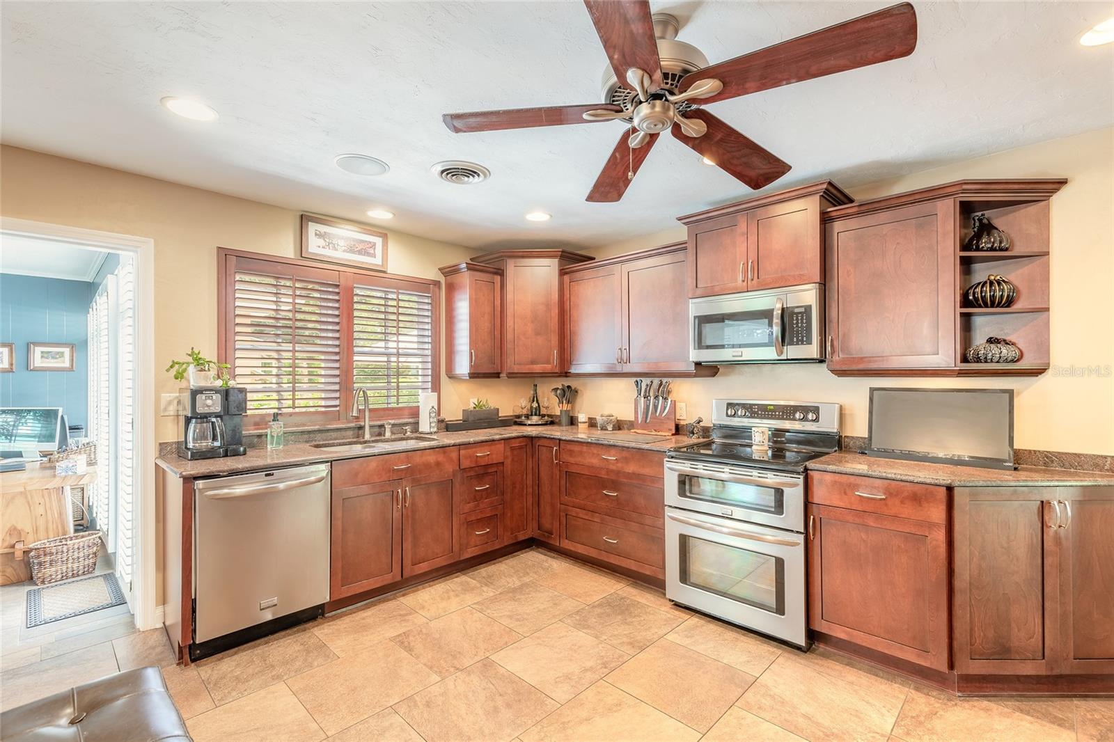BANKS COLONIAL ESTATES - Residential