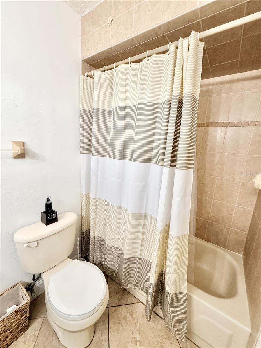 GATEWOOD UNIT 01 - Residential Lease