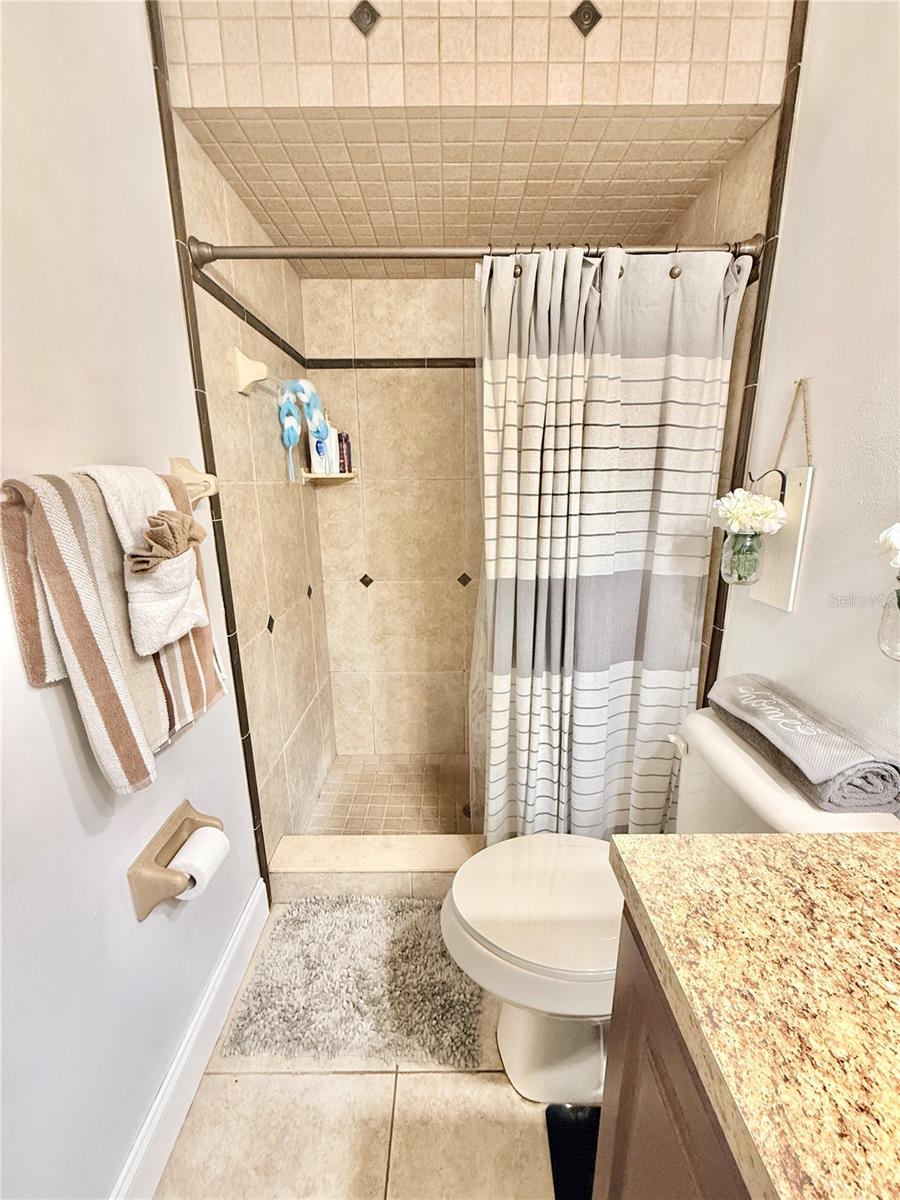 GATEWOOD UNIT 01 - Residential Lease