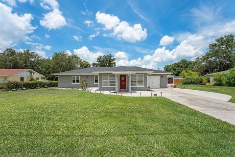 Photo of 1075 8th Street NW, Winter Haven, FL 33881 (MLS # TB8349640)